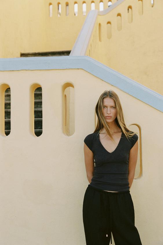 SİYAH V YAKA T-SHIRT