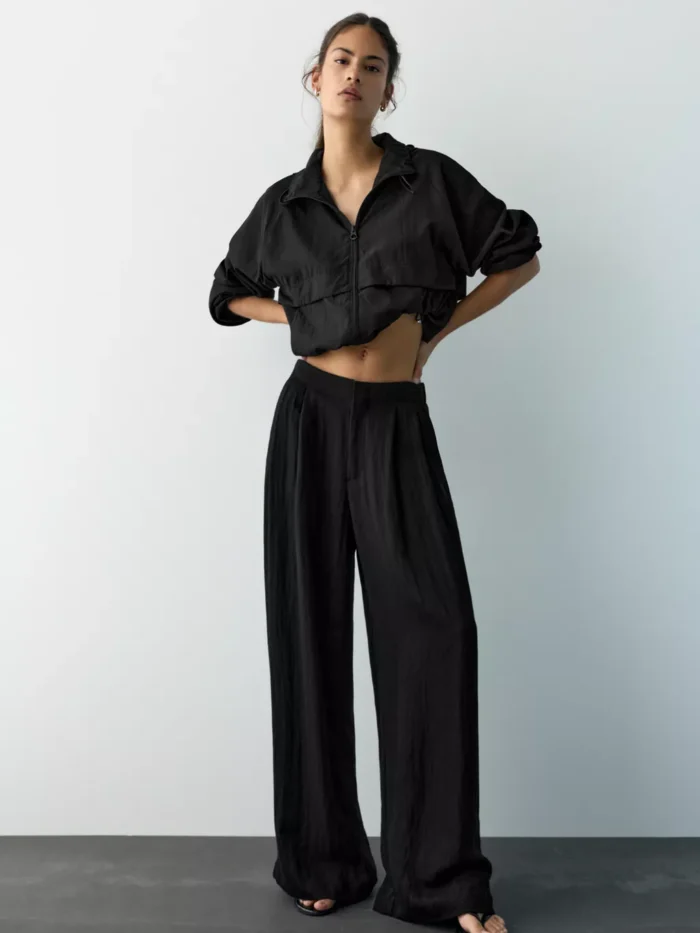 DÜĞMELİ VE FERMUARLI, KEMER TOKALI, ÖNÜ PENSLİ, ELASTİK BELLİ, TAILORED FIT PANTOLON.