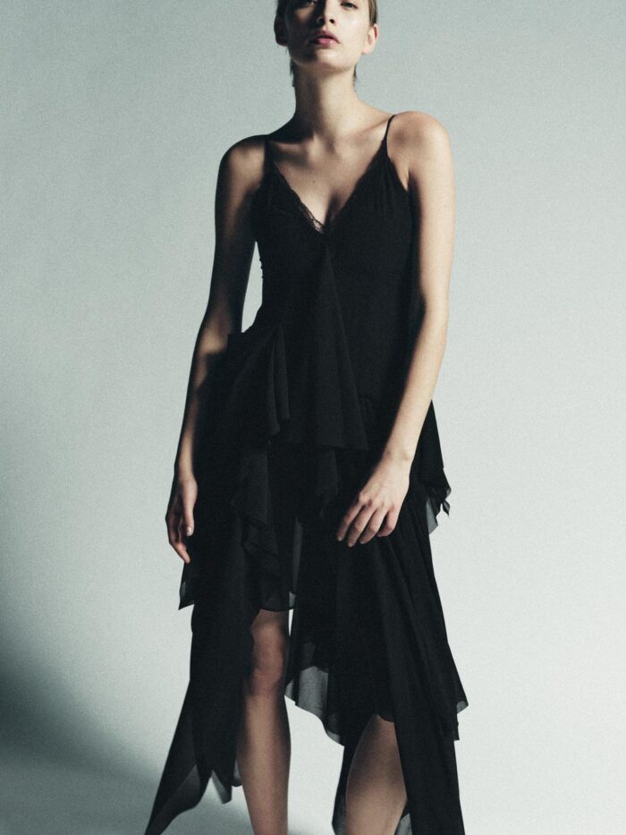 ASKILI FIRFIRLI DANTELLİ ELBİSE