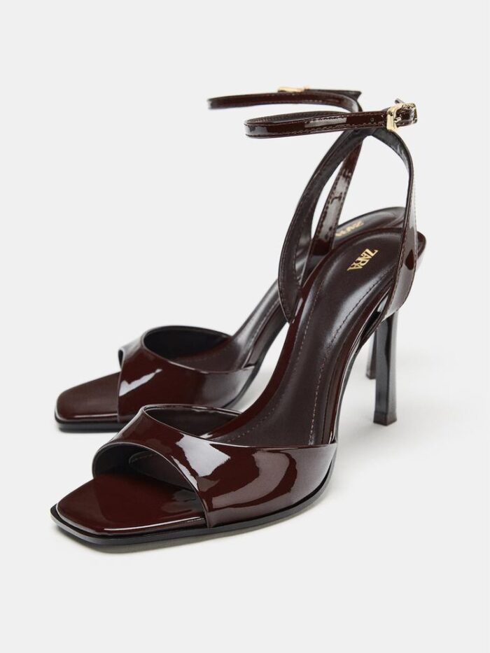 RUGAN GÖRÜNÜMLÜ TOPUKLU SANDALET