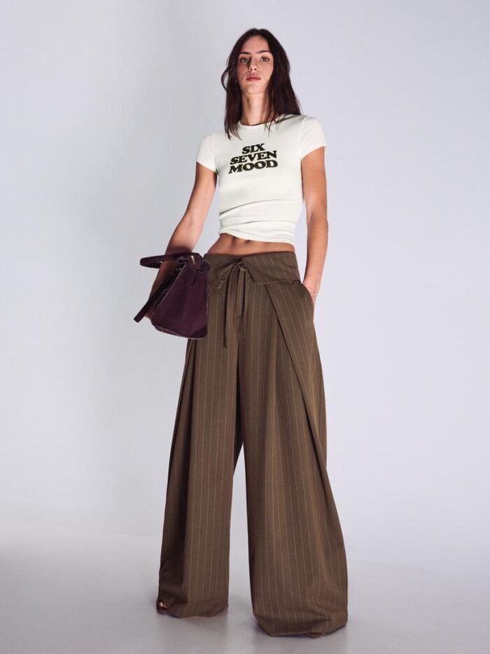 KİRLİ BEYAZ KISA KOLLU BASKILI TİŞÖRT