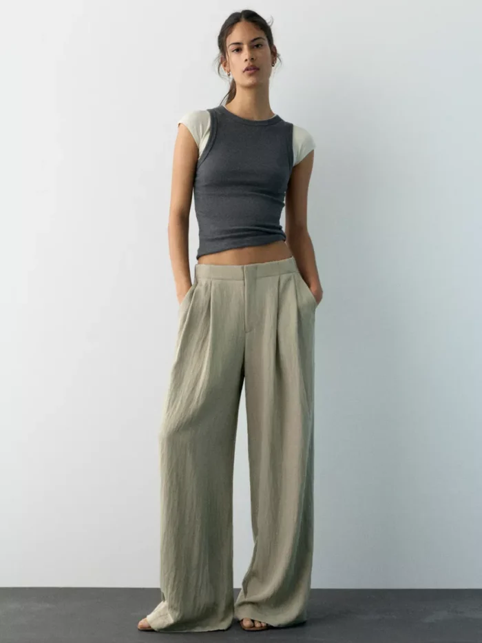 AÇIK HAKİ RENK DÜĞMELİ VE FERMUARLI, KEMER TOKALI, ÖNÜ PENSLİ, ELASTİK BELLİ, TAILORED FIT PANTOLON