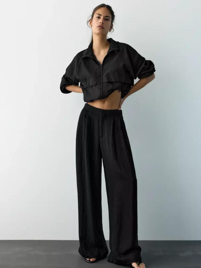 SİYAH RENK DÜĞMELİ VE FERMUARLI, KEMER TOKALI, ÖNÜ PENSLİ, ELASTİK BELLİ, TAILORED FIT PANTOLON