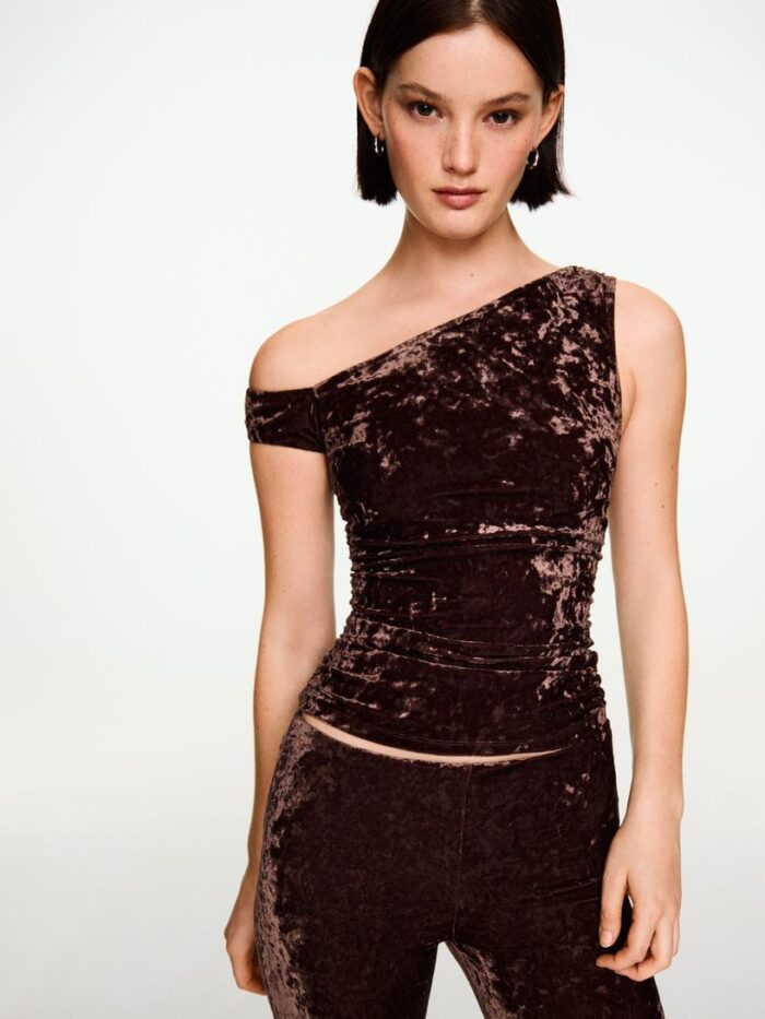 DEVE TÜYÜ RENGİ ASİMETRİK KADİFE EFEKLİ TİŞÖRT