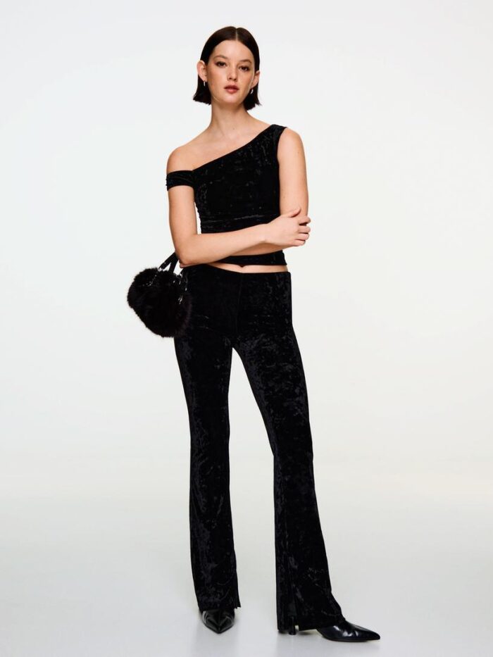 SİYAH RENK ASİMETRİK KADİFE EFEKLİ TİŞÖRT