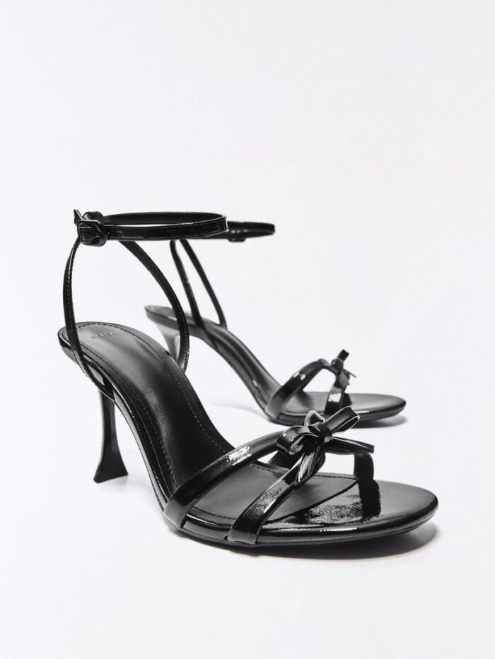 FİYONKLU TOPUKLU SANDALET